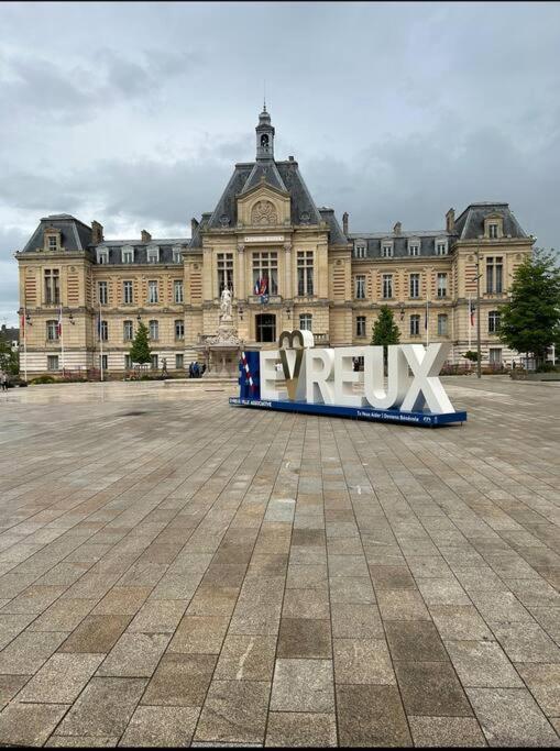 Apt Evreux 900M De La Gare Esterno foto